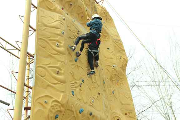 戶外運(yùn)動(dòng)俱樂(lè)部新年抱